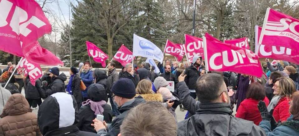 mlpcpmlc's tweet image. Appuyons les travailleurs de Carleton dans leur juste lutte à la défense de leur régime de retraite à prestations déterminées !  Des pensions de standard canadien pour tous ! 
cpcml.ca/francais/FO201…
#CarletonStrike #cupe2424 #WeAreCarleton #syndcan