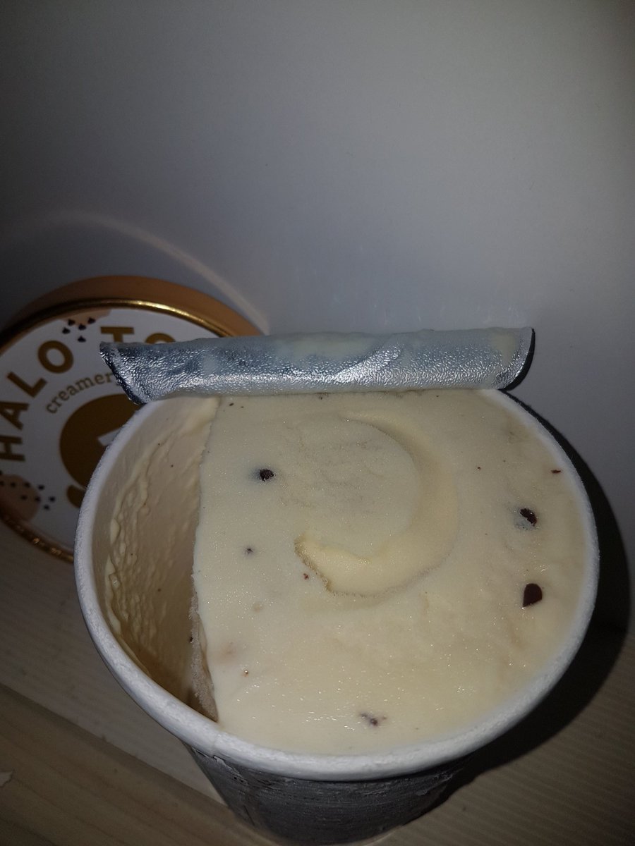 elbowbarr's tweet photo. Not hard to be low cal when you only get of a 5/6ths in a tub🙈 #Where'stherest #HaloTop  @HaloTopUK https://t.co/lTUttTZzo7