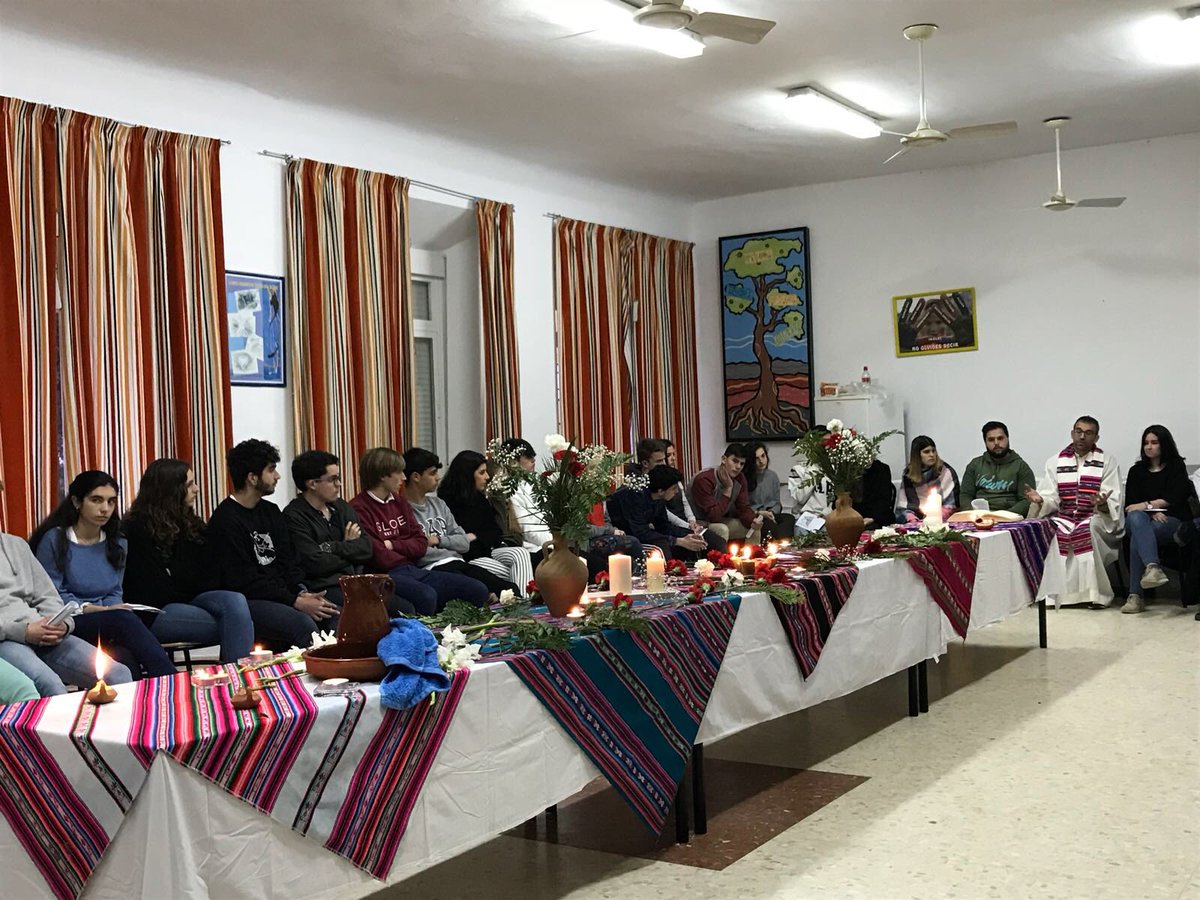MaristasMalaga's tweet photo. En la convivencia @GVXMediterranea @GVXMalaga de #MarCha3, celebrando el amor sin límites de #Jesús, que se rompe y #entrega por todos nosotros.
#maristas #masqueaulas https://t.co/oHktVQaNFq