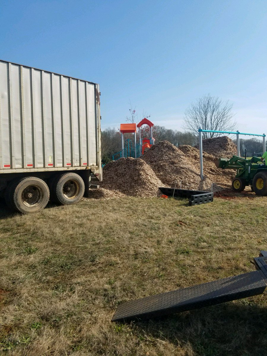 enviromulchofsc's tweet photo. We were working in FIVE differnt counties today
Thanks UPSTATE for allowing us to serve you. 
Blessed to have GREAT CUSTOMERS
HAPPY EASTER] https://t.co/nCxRdVh26p