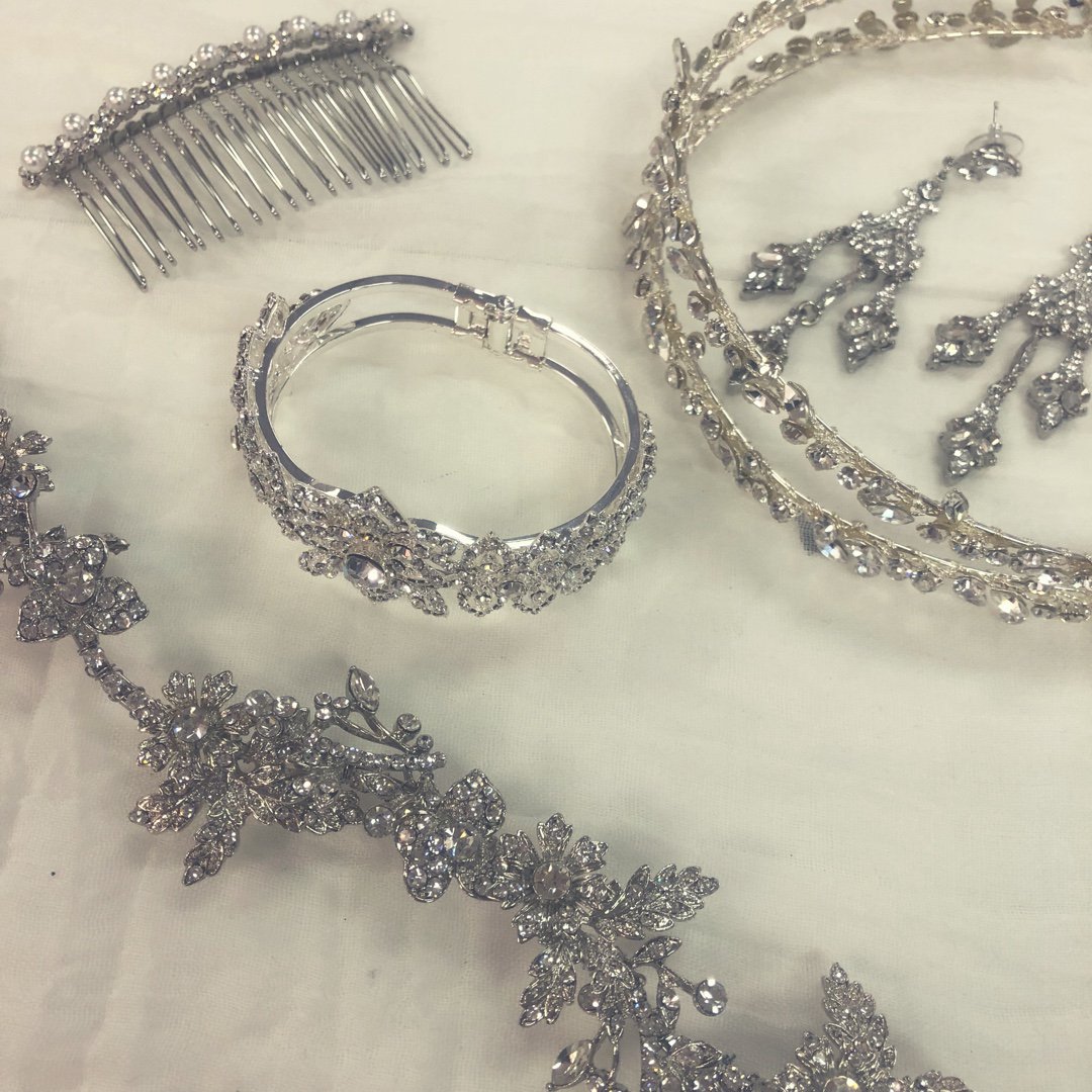 BridalCottage's tweet photo. Donβt forget your accessories! Weβve got so many to choose from! #sparkle #weddinginspo #arbride https://t.co/CCMfQtNlpJ