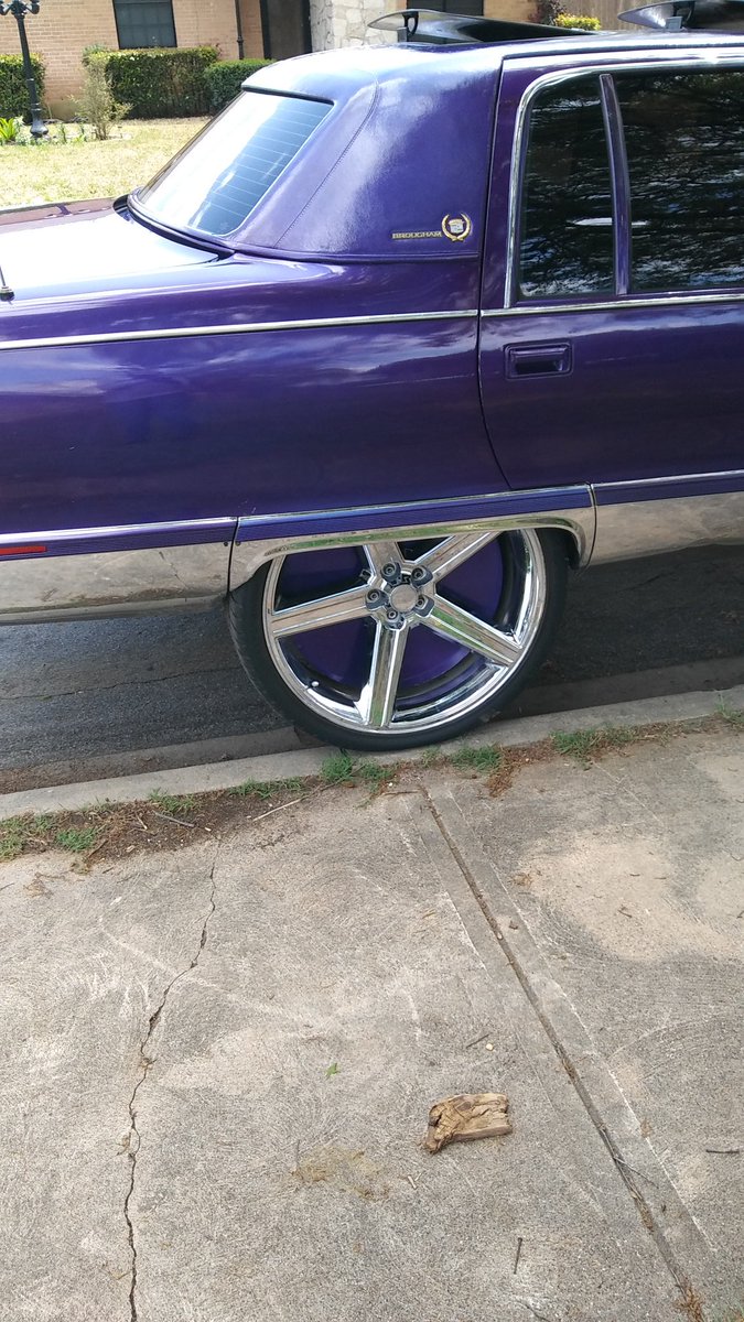 2down2clown's tweet photo. Park your 6s on the curb then @captine_e #Fleetwood #Cadillac #EasterWeekend #slab #doubleroof#doublecup #cuzzz https://t.co/O4jJ2cwPus