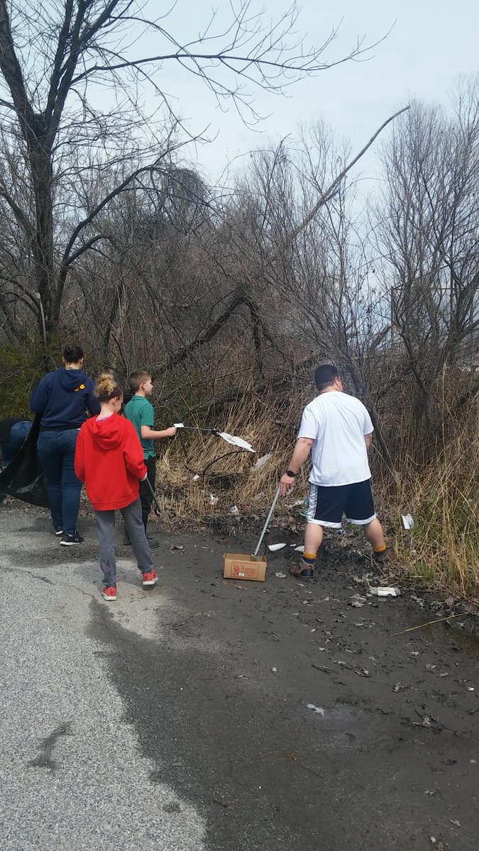 Nana_Gx2's tweet photo. @CTES_BCPS the weather was way to nice to let this #cleangreen15 opportunity pass! @foundationbcps @MamaPhelpsH20 https://t.co/uVpxT1Qb14