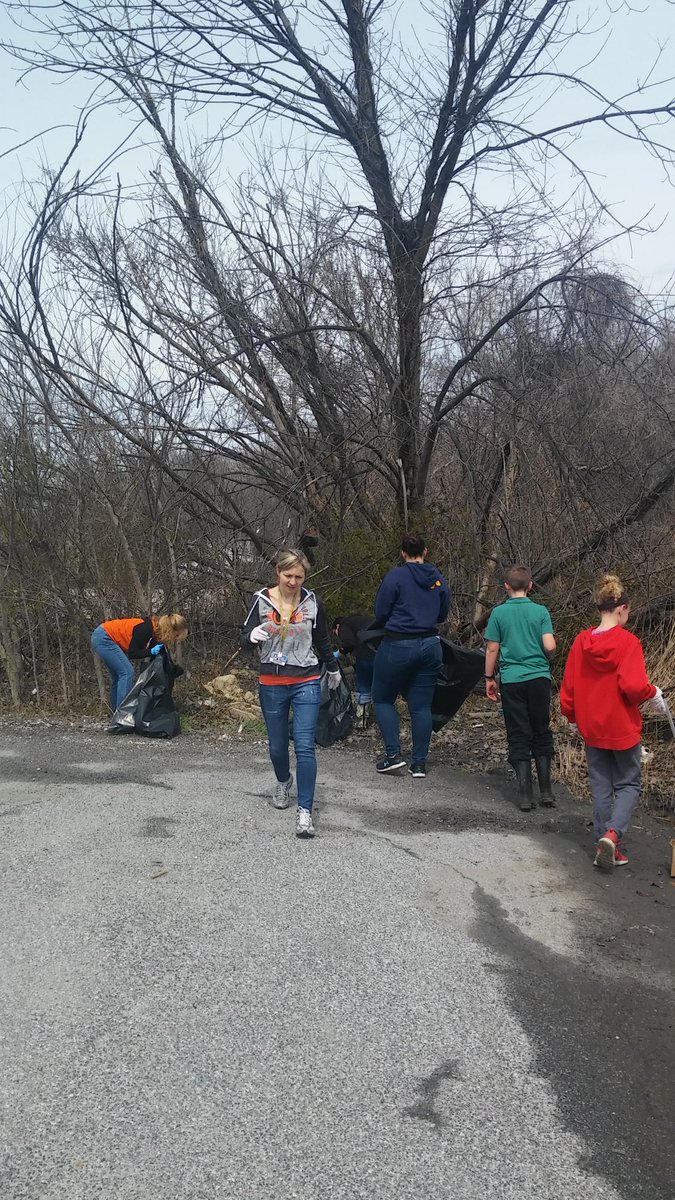 Nana_Gx2's tweet photo. @CTES_BCPS the weather was way to nice to let this #cleangreen15 opportunity pass! @foundationbcps @MamaPhelpsH20 https://t.co/uVpxT1Qb14
