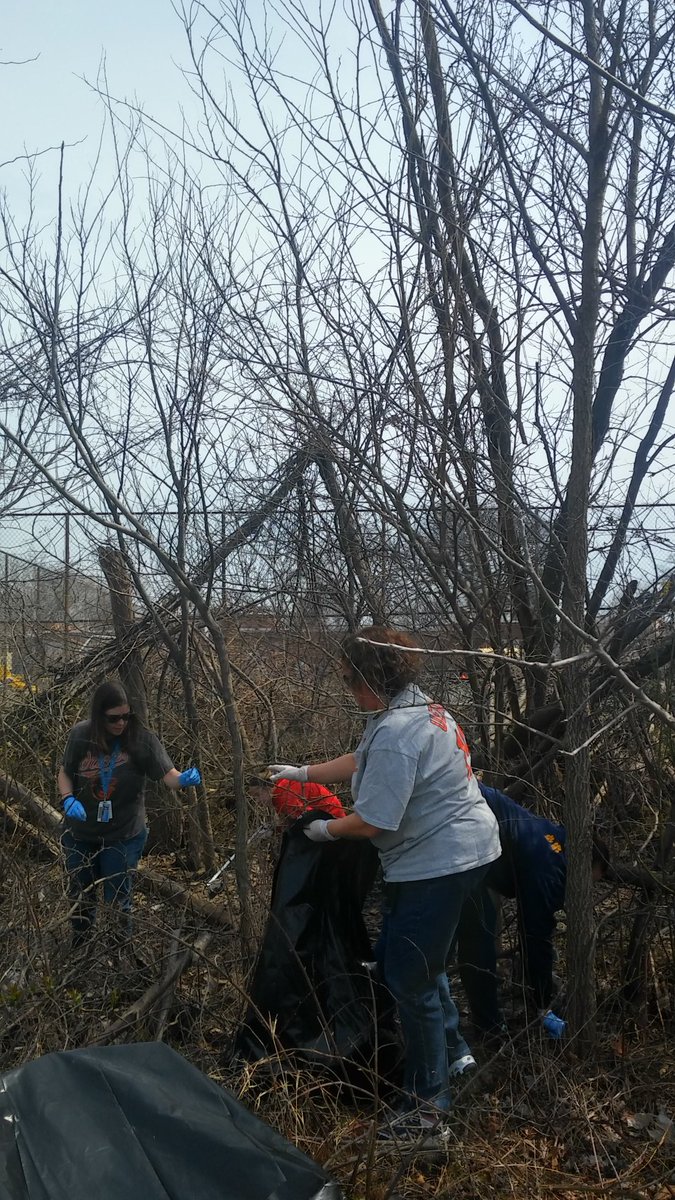 Nana_Gx2's tweet photo. @CTES_BCPS the weather was way to nice to let this #cleangreen15 opportunity pass! @foundationbcps @MamaPhelpsH20 https://t.co/uVpxT1Qb14