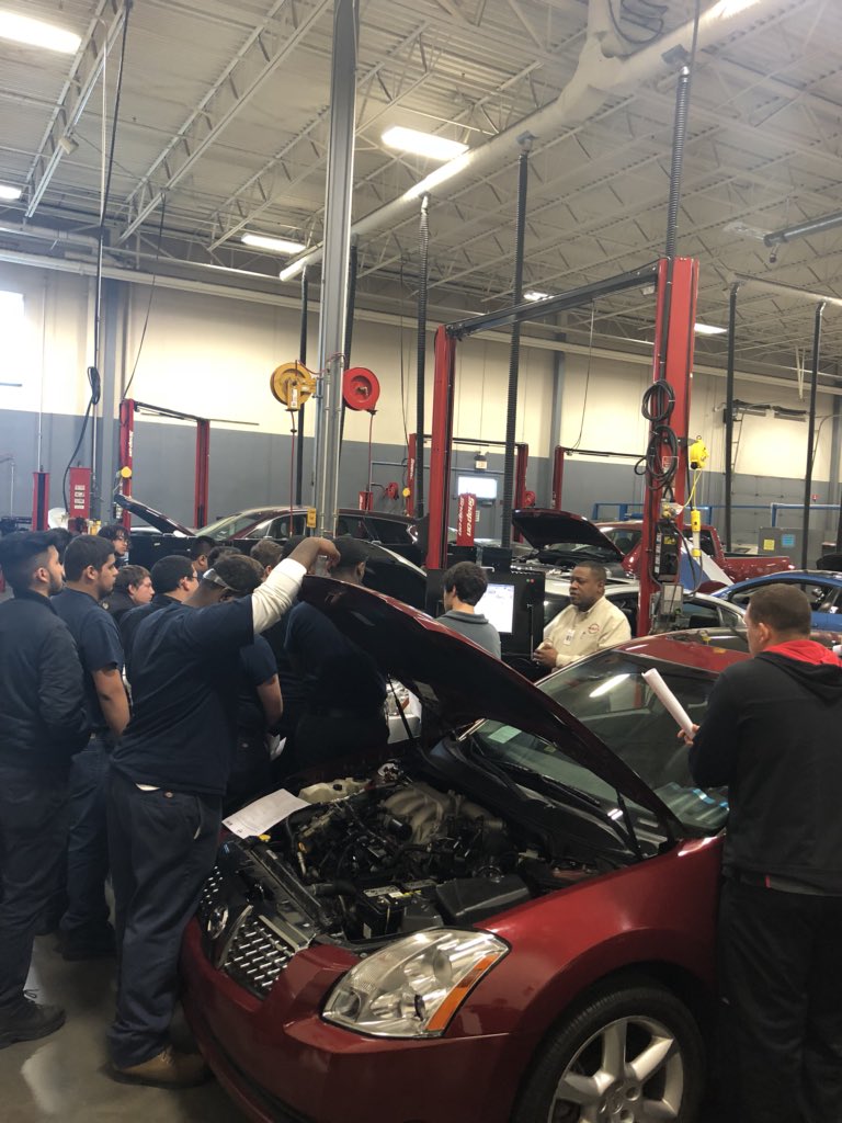 Work4TriadST's tweet photo. @NASCARTechUTI @UTITweet MSAT Expo 2018 success! Industry leaders, faculty, and staff all shared knowledge and advice with students on Advanced Training Opportunities! #ProudUTIpartner #AheadofTheGame #CareersinAutomotive https://t.co/VGPdXZ2R0g