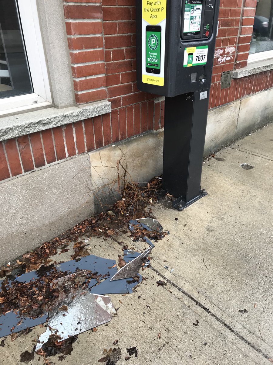 bionicjbean's tweet photo. @311Toronto Created ticket last week and it was closed with no resolution. Broken mirror and glass SW corner of Ninth and Lakeshore littering sidewalk. https://t.co/2BHTg2csut