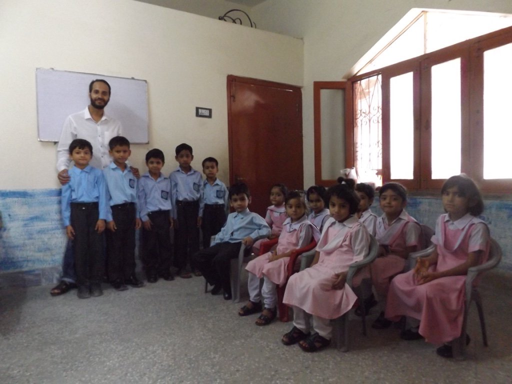 WMASLAM63323693's tweet photo. #IndianSummerSchool The lack of respect towards teachers is diminishing. I have taught in Kashmir, where children stand up each time a teacher enters a class. Teachers are highly respected by both parents and children. https://t.co/uSzDJpLvZo