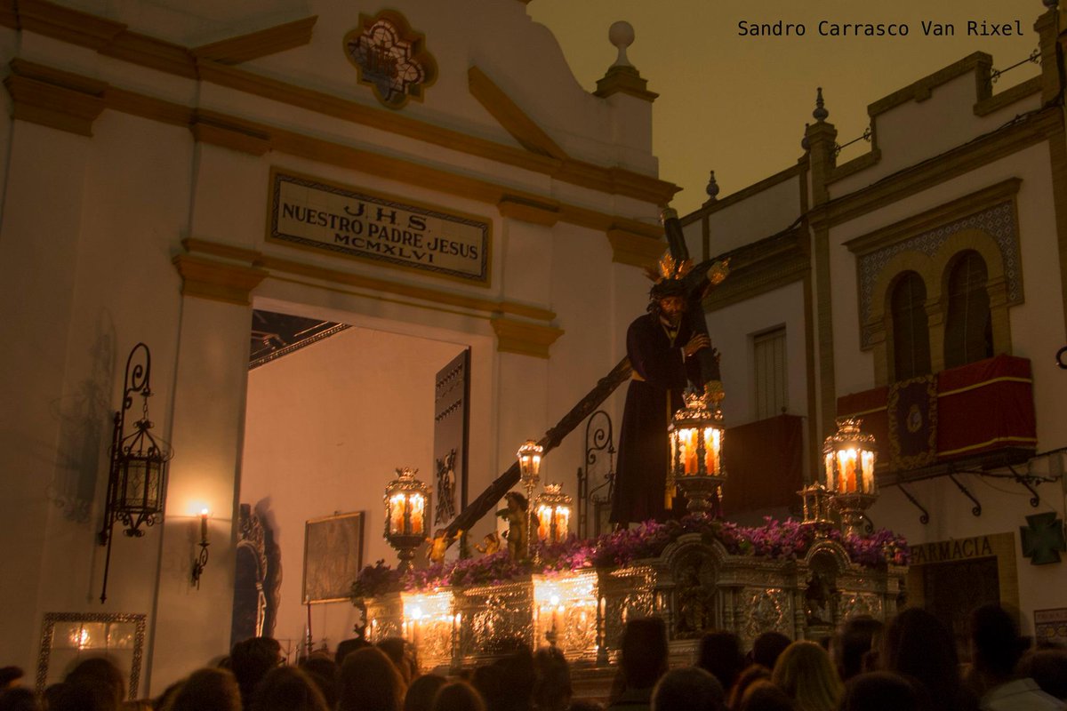 Deseamos lo mejor en esta Estación de Penitencia a la queridísima <a href="/hdadlamadruga/">Hermandad La Madrugá</a>. Que hoy, como siempre, seáis el aldabonazo que al amanecer del Viernes Santo despierte nuestras conciencias.
Foto: Sandro Carrasco