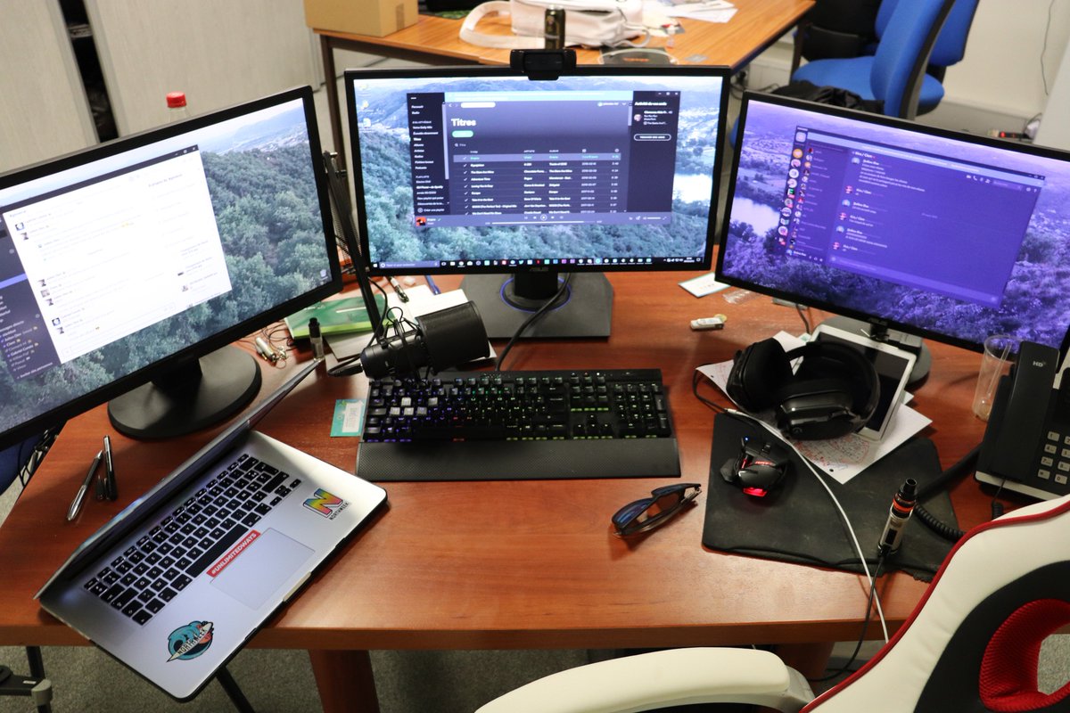 JulienDeveloper's tweet image. Vends config pas cher !! (quoi comment ça y'a une bière dans mon bureau ?)