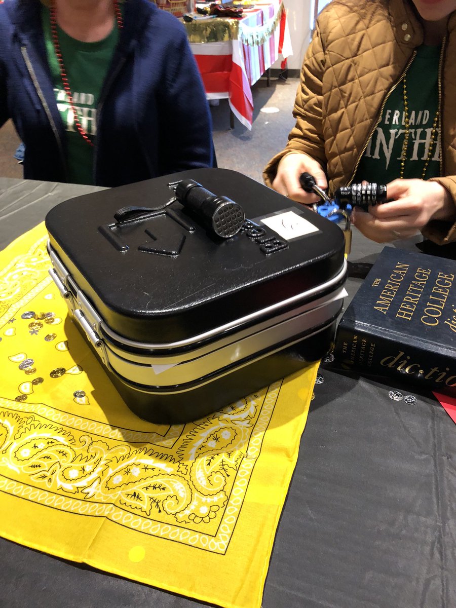 ErikaMu99944059's tweet photo. Time for the breakout box activity! #LeadLAP https://t.co/FvOtrFyghC