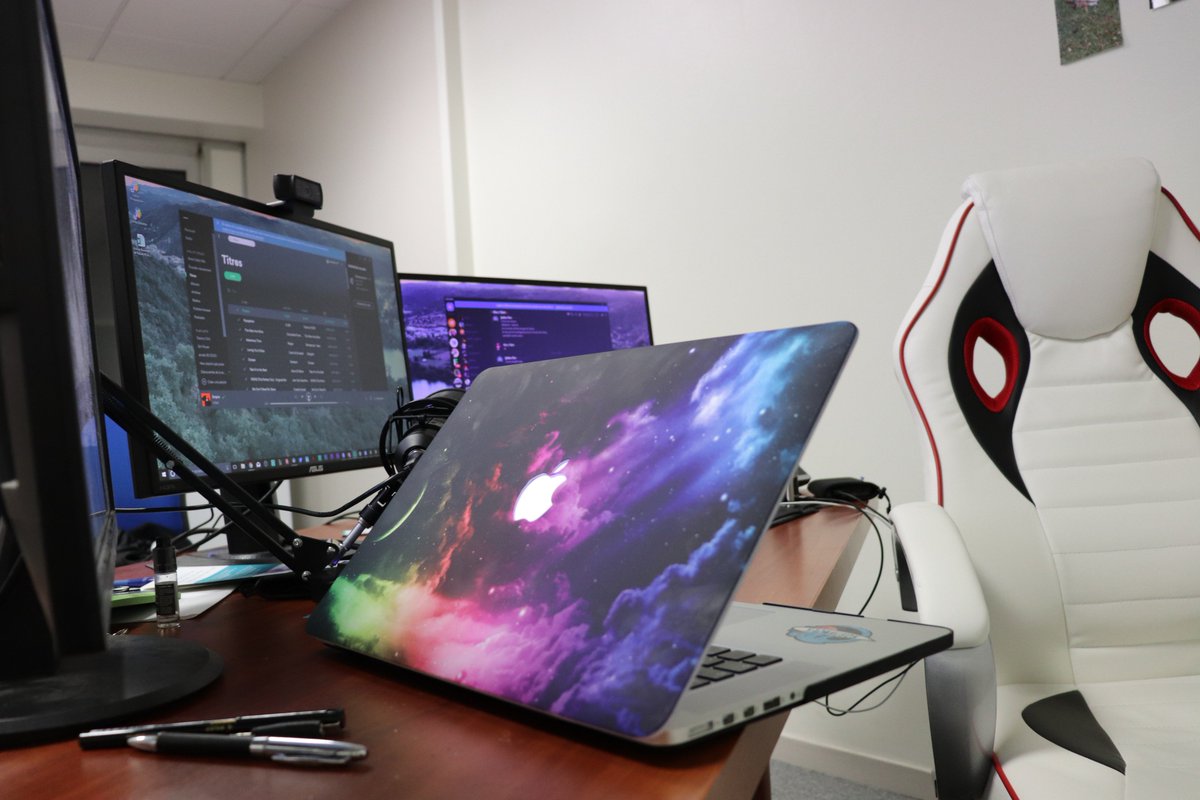 JulienDeveloper's tweet image. Vends config pas cher !! (quoi comment ça y'a une bière dans mon bureau ?)