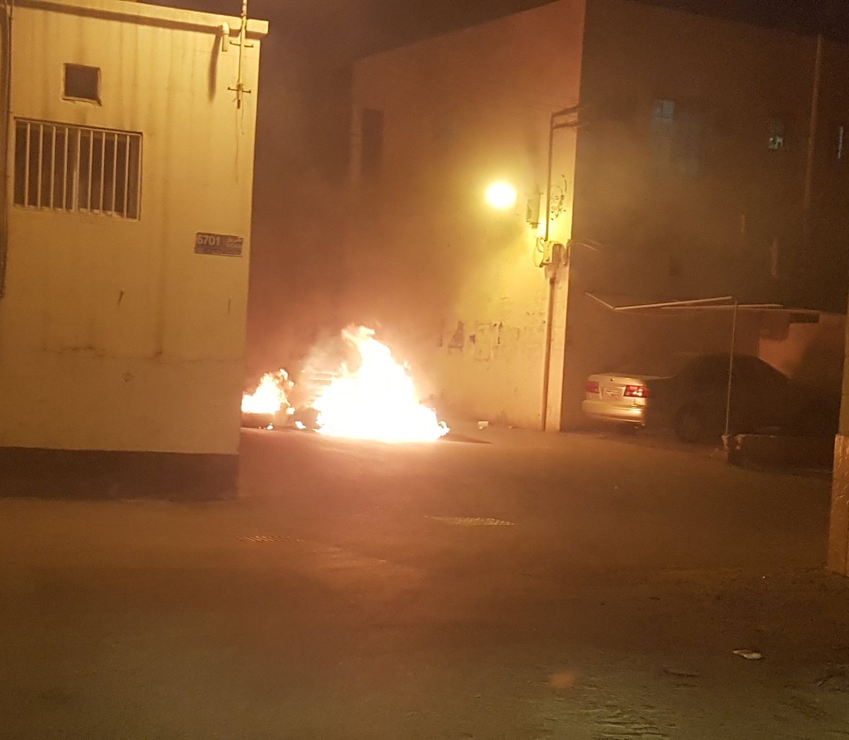 AthariNews's tweet photo. #عذاري :: من مناوشات الليلة مع القوات الخليفية المتمركزة مقابل البلدة عبر اشعال النيران وتسديد الزجاجات الحارقة وفاءً للشهيد #عيسى_قمبر #فارس_القصاص https://t.co/S6yzJZJ3TN