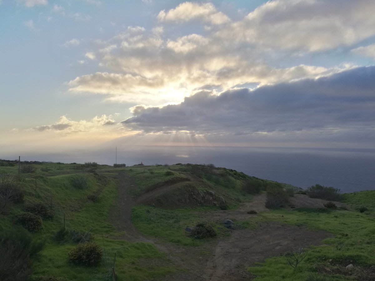 SaaraJokiaho's tweet photo. Tänään käytiin Madeiran länsirannikolla katselemassa auringonlaskua! #falor #falordapontadopargo #madeira #päästäkääsiäinen https://t.co/nG3J83uG3l