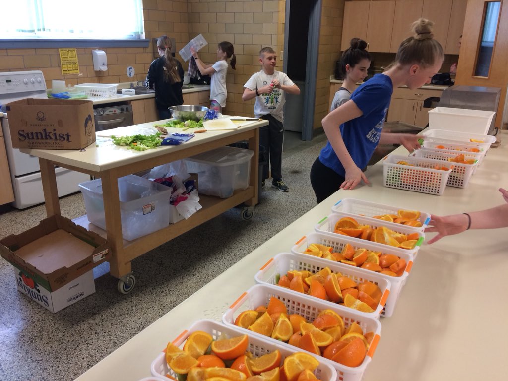 DresdenAreaCS's tweet photo. From Farm to Table. Our S’s helping out organizing fresh fruit and vegetables for everyone to enjoy. #HealthyEating https://t.co/PnlAHr2j8n