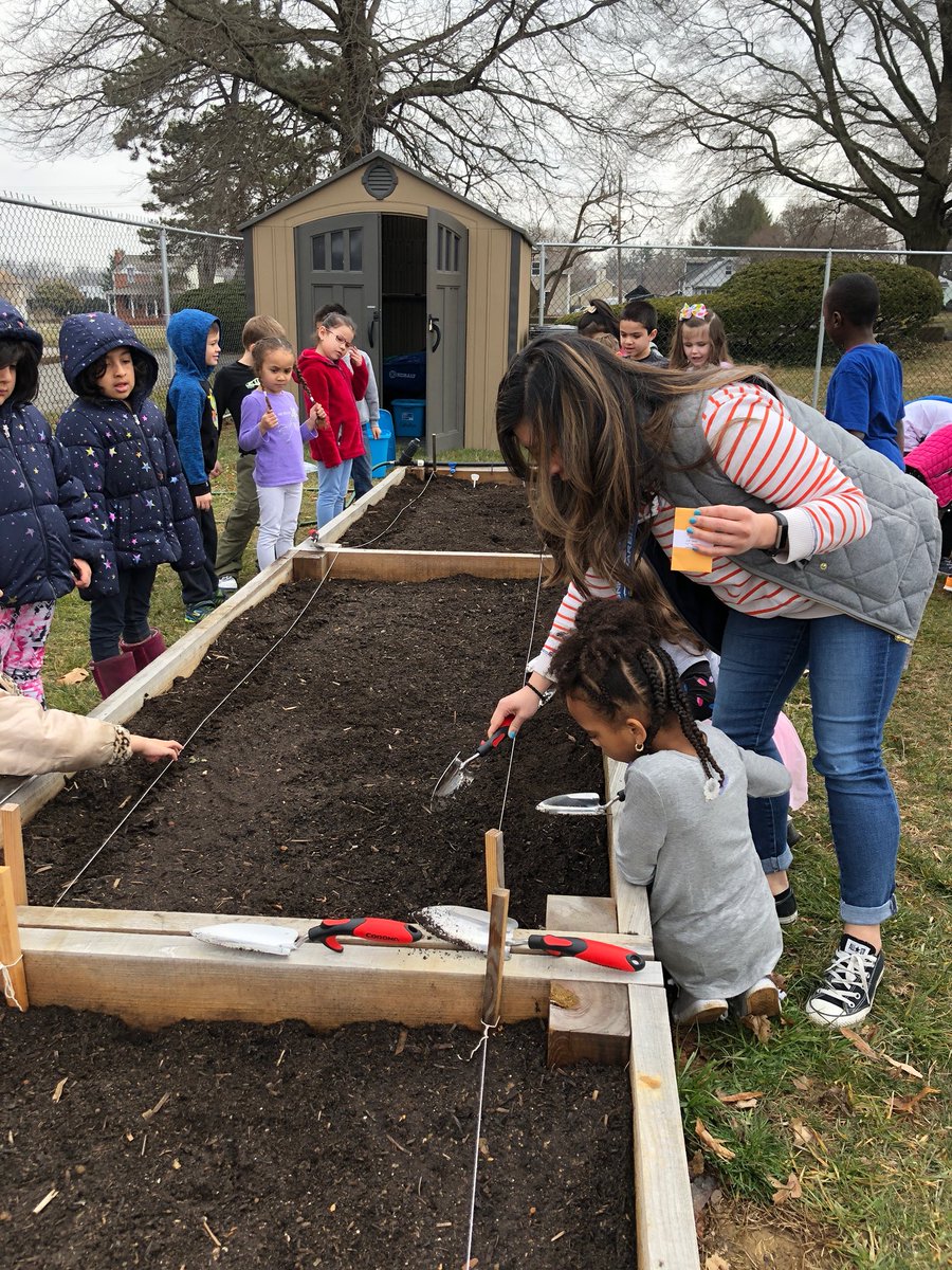 misswang0912's tweet photo. Gardening at Marbrook! HAPPY SPRING!! @HealthyFoodsDE @DanaFarrior @marbrkprincipal #GoMarbrookDolphins https://t.co/HQcB8uzK53