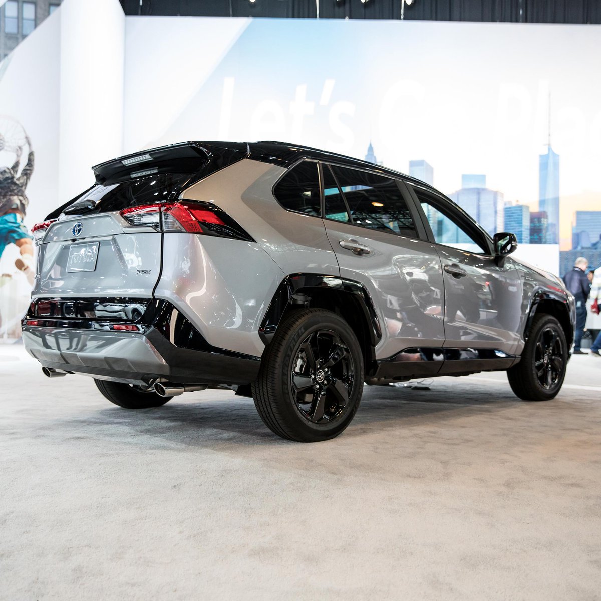 Toyota Usa On Twitter The All New 2019 Rav4 Xse Hv Has Arrived Rav4 Xse Hv Has Arrived With Piano Black Accents Across The Front Grille And Wheels Projector Beam Led Headlamps A 2 5 Liter 4 Cylinder Dynamic