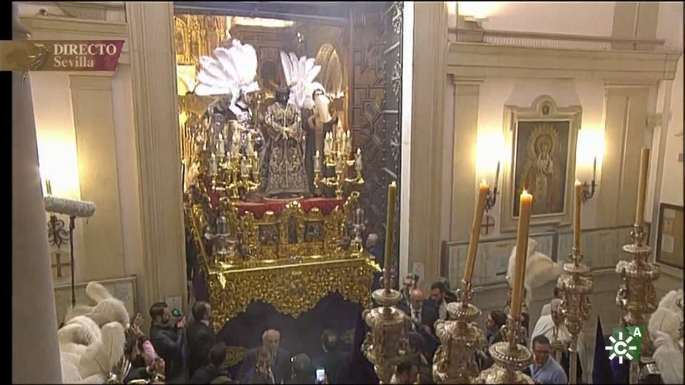 SSantaSevillana's tweet photo. Madrugá | SALE el Señor de la Sentencia de la Hermandad de la Macarena @Hdad_Macarena a los sones de la @BandaCenturia. Vívelo a través de @canalsur 

#TDSCofrade #SSantaSevilla18 #Madrugá #MadrugáSevilla https://t.co/zxLrcLukmU