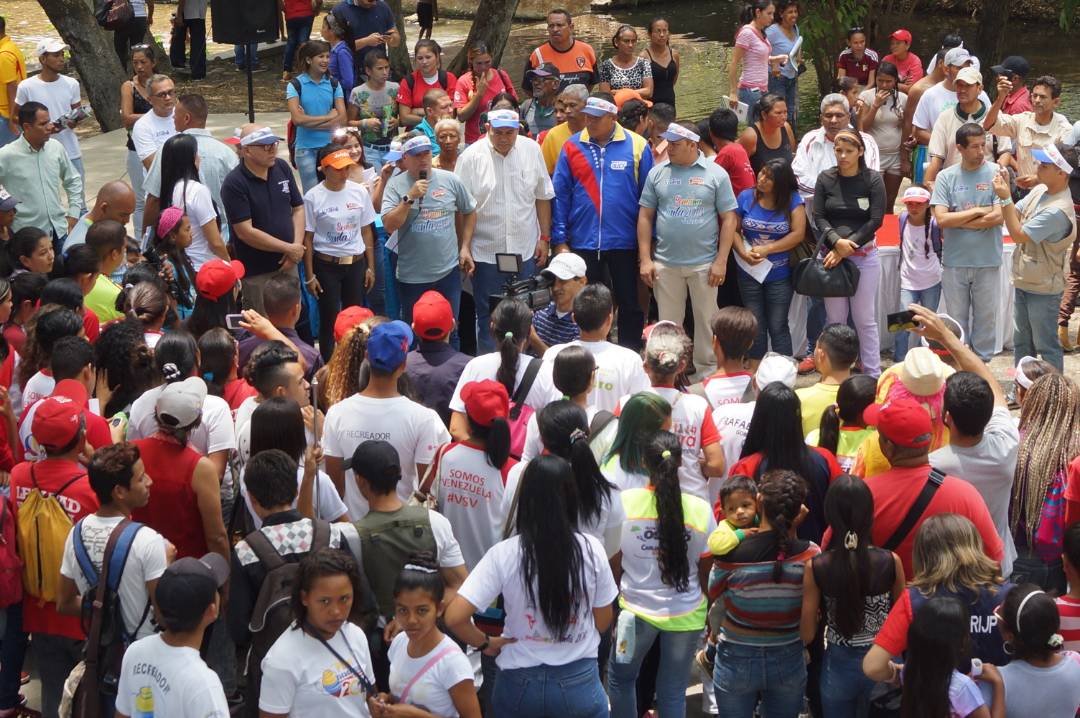 rafaelcalles's tweet photo. Desde el Municipio Araure junto a los Alcaldes Bolivarianos de la #PortuguesaPotencia Juramentación del Voluntariado de la Mesa del Vivir Bien, enmarcado en el operativo #SemanaSantaSegura2018 @nicolasmaduro @pinfantea https://t.co/OY2EtbdDKP