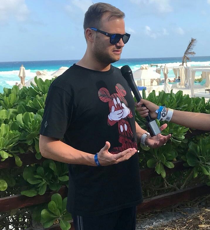 Ahora estamos en plena entrevista con <a href="/DashBerlin/">Dash Berlin</a> a unas horas de que entre al escenario del #MayanMadness