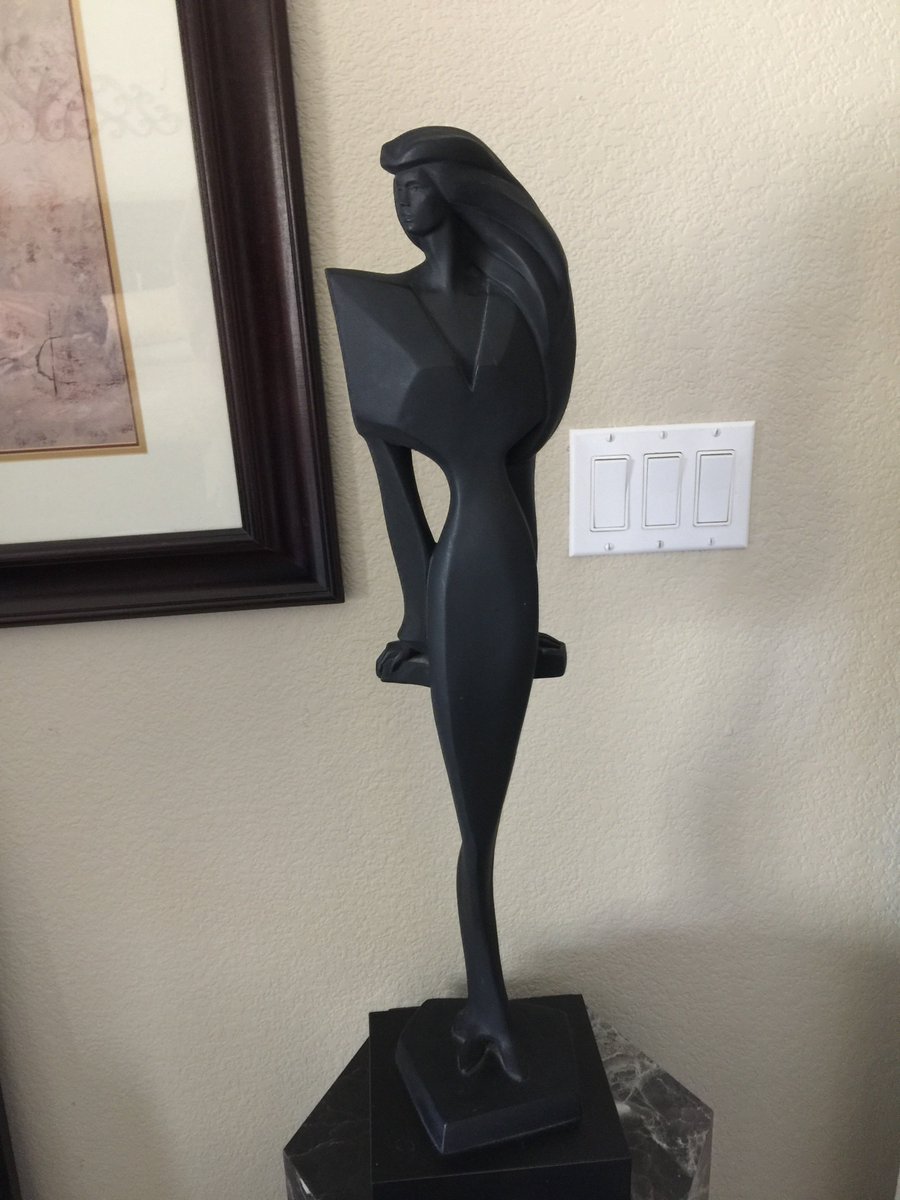AzOrganized's tweet photo. I've walked by this girl for years - she's been hangin' out with me since 1988. Time to move out, girlfriend.  #Vogue #AustinSculpture #decluttering #Simplifying https://t.co/BI3lqOrPnp