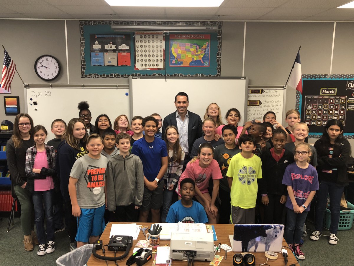 daphneypoole's tweet photo. Kris Gutierrez visiting with our 5th graders!  #Vrejags https://t.co/lbKJMmBV2a