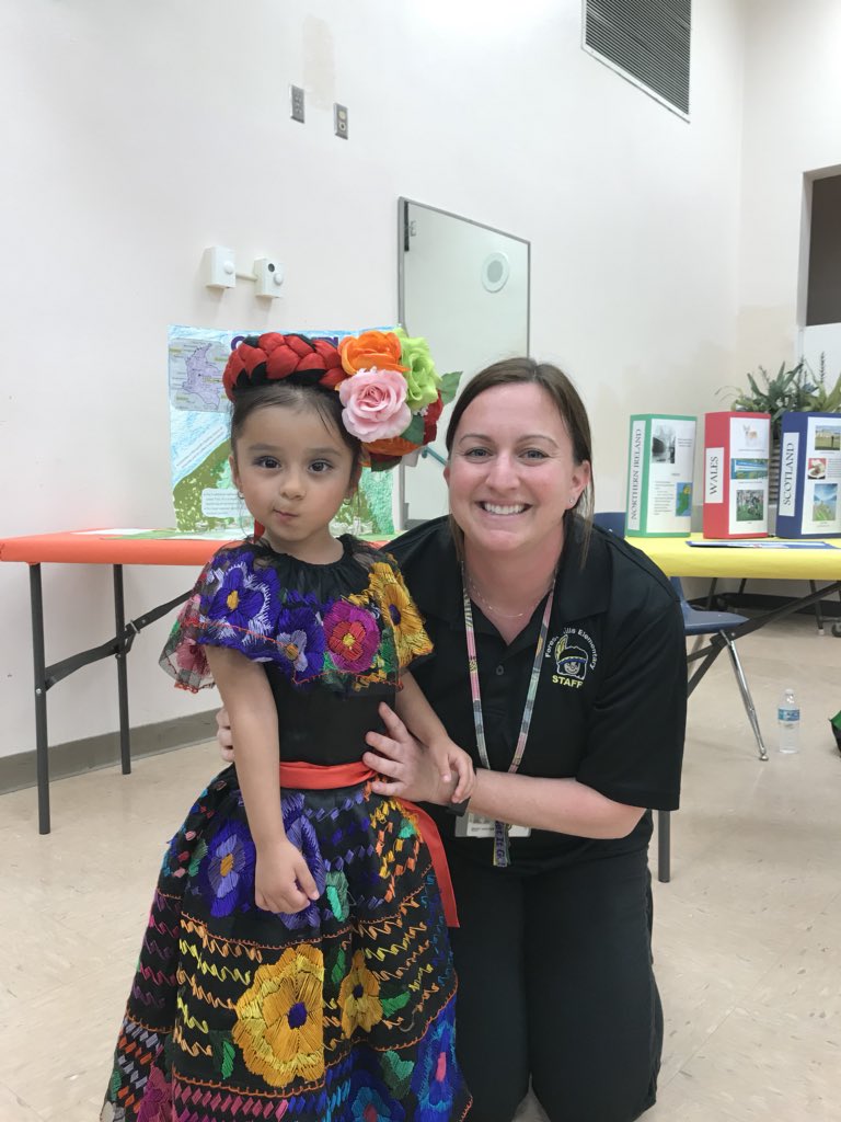 MsMary008's tweet photo. Celebrating multicultural night! Our iPEEPS kiddos are definitely best dressed...and cutest! https://t.co/5vvRhUcfIL