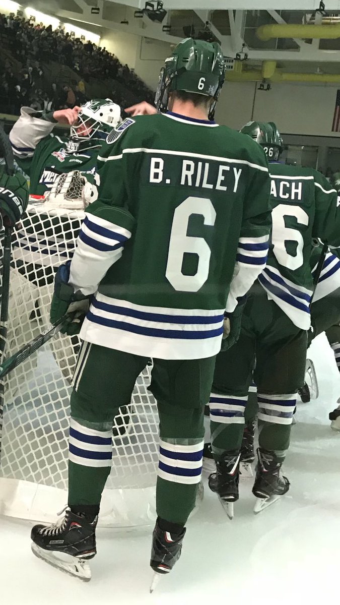 tylergtravis's tweet photo. Happy Birthday π to @HurstMensHockey @briles15 #BirthdayWorkouts https://t.co/Vp7GepRn1a