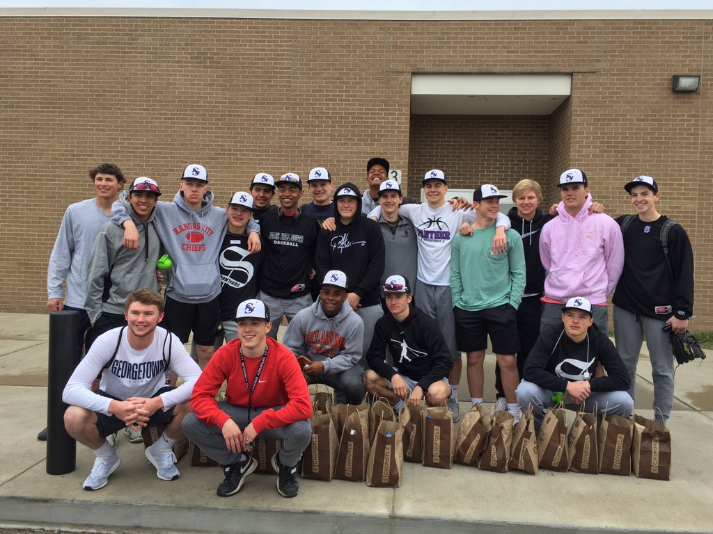 DiamondBooster's tweet photo. After the W vs Raytown, they're off to Oklahoma! Safe travels and bring home some W's @PHS_stitchball !!! ⚾️ https://t.co/1OPEjySCvh