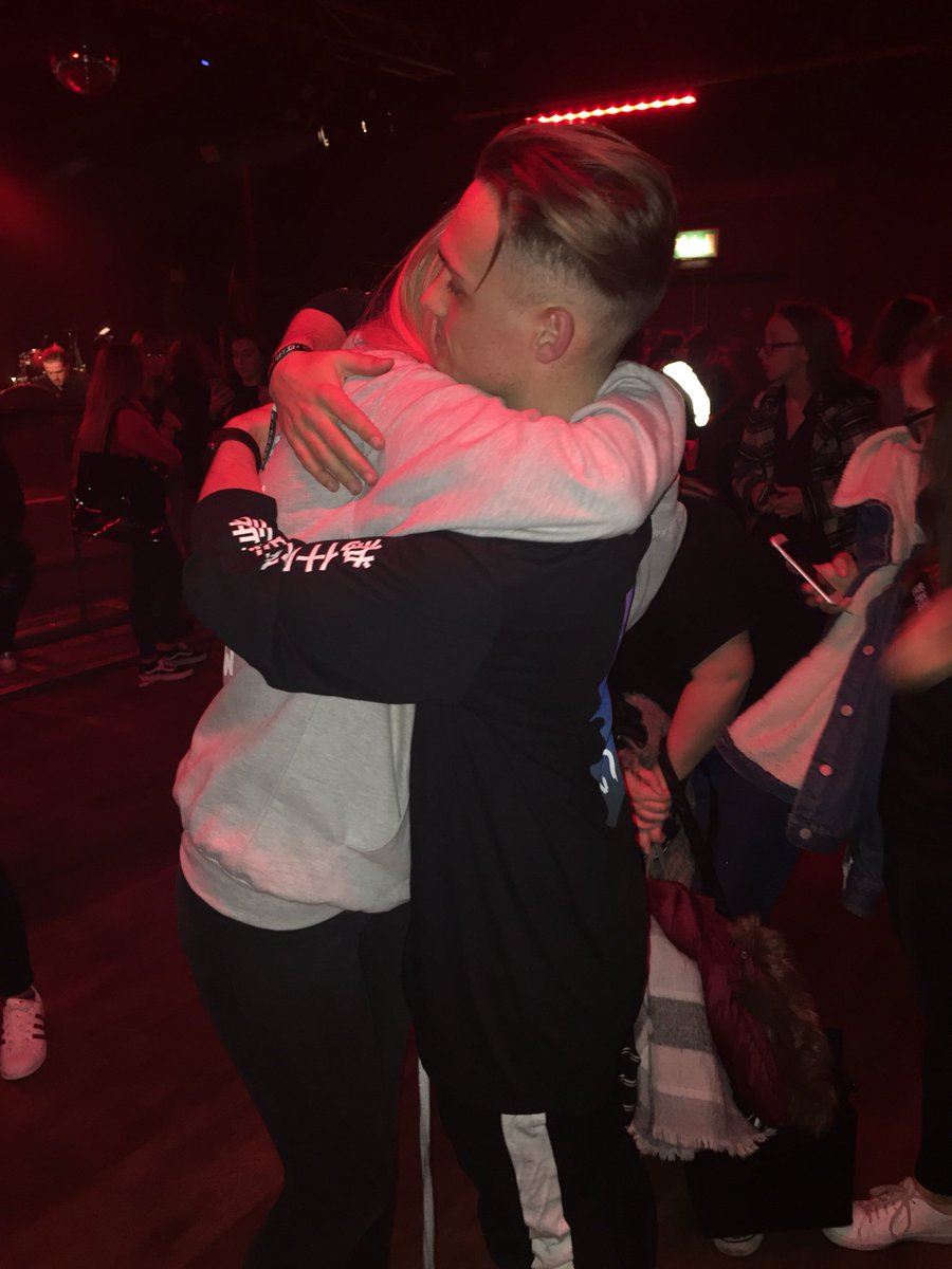HollLadsArmy_xo's tweet photo. @YESLADBAND @jackcavell thank so much for everything! I honestly couldn’t be anymore happier!! I love you lots gorgeous! Ooh &amp; we just had to match the wristbands didn’t we!?😉❤️xxx https://t.co/fzSqOeX0mN