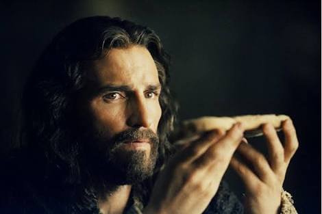ALEXANDERACHA's tweet photo. Se acerca el momento de la muerte de Cristo. Tan grande era su amor, que en su Sabiduría infinita encontró el modo de irse y de quedarse al mismo tiempo. Hoy, Cristo decidió quedarse con nosotros físicamente hasta el fin del mundo.
#JuevesSanto 🙏🏻 #SemanaSanta #AlexanderAcha 😎 https://t.co/Lk7FFF3gZS
