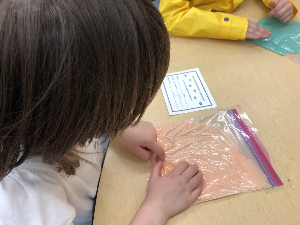 ReadingCramer's tweet photo. Ms Walls teaching with fun pudding bags to help K Ss learn sight words. Engagement during word work Guided reading! #elafcps #nmwroars https://t.co/7RVeCGAtGS