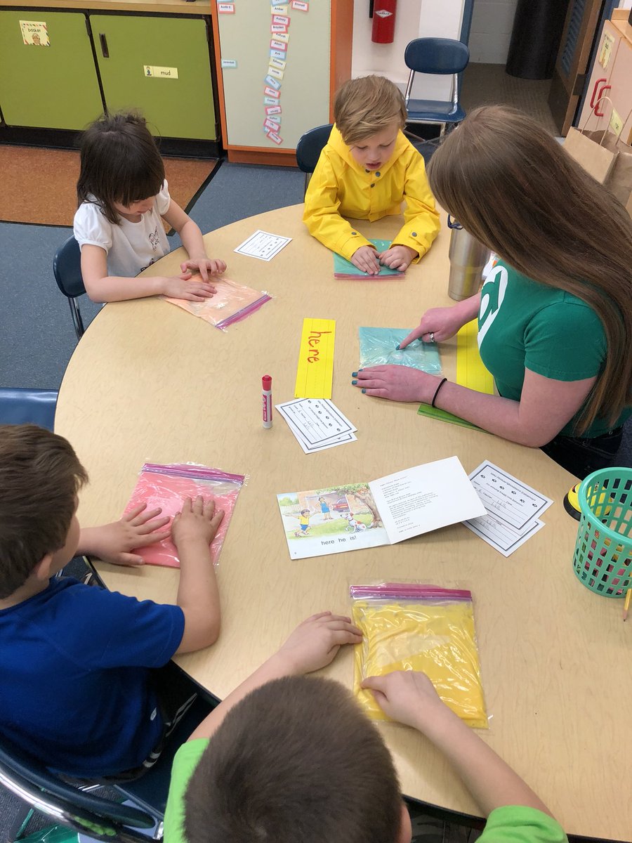 ReadingCramer's tweet photo. Ms Walls teaching with fun pudding bags to help K Ss learn sight words. Engagement during word work Guided reading! #elafcps #nmwroars https://t.co/7RVeCGAtGS