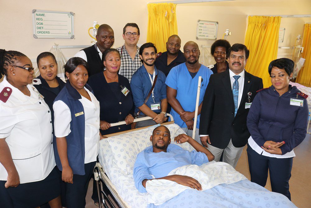 AfricaFactsZone's tweet photo. Incredible work from medical Doctors and nurses in a South African hospital. The victim, who was stabbed in the eye and brain during a tavern fight, has had his vision completely restored. https://t.co/sqiCeTQ5h1