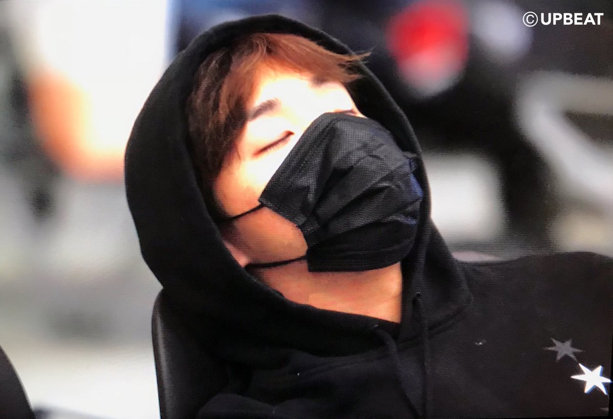 upbeat_950206's tweet photo. 180330 김포출국 #BAP #JONGUP #종업 @BAP_Jongup 너무 일찍 일어나서 졸리지? 그래 나도💤 https://t.co/ZEbar5mufj