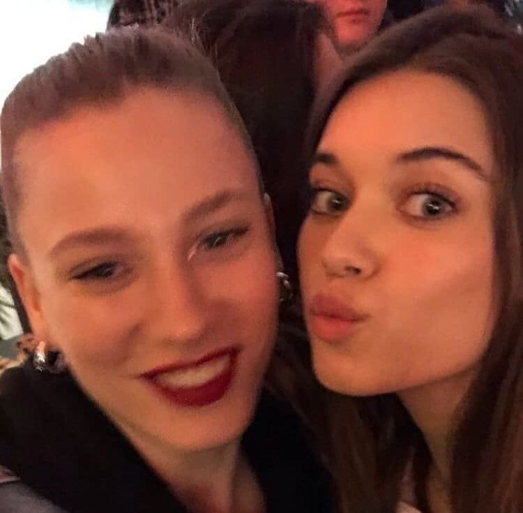 SerenaysLatam's tweet photo. Serenay con #AfraSaraçoğlu en #fashionweek Estambul 😚😍😎
#SerenaySarıkaya https://t.co/nzvm1OUBHU