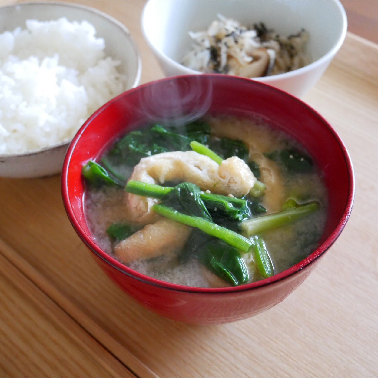 有賀 薫 ほうれんそうと油揚げの味噌汁 朝は基本パンなのですが 和食の朝ごはんが食べたくなって 超定番のお味噌汁に白いごはんの 組み合わせです だしは昨日の朝とった 切り干し大根と椎茸の精進だしを使いました 湯気がくるくる スープ365