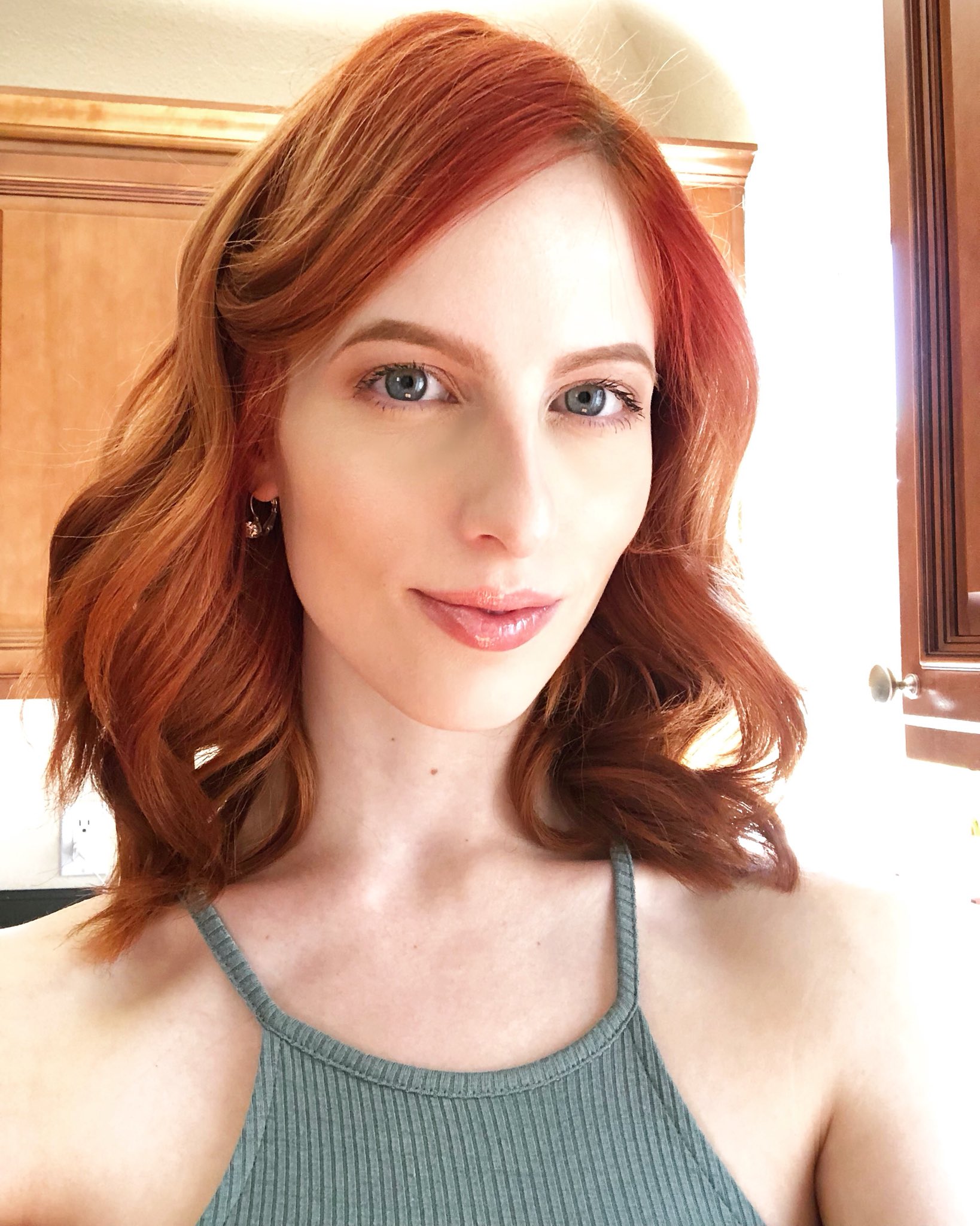 TW Pornstars - Alex Harper Model BLM. Twitter. I feeel prettyyyy oh so prettyyyy 💕 Makeup from