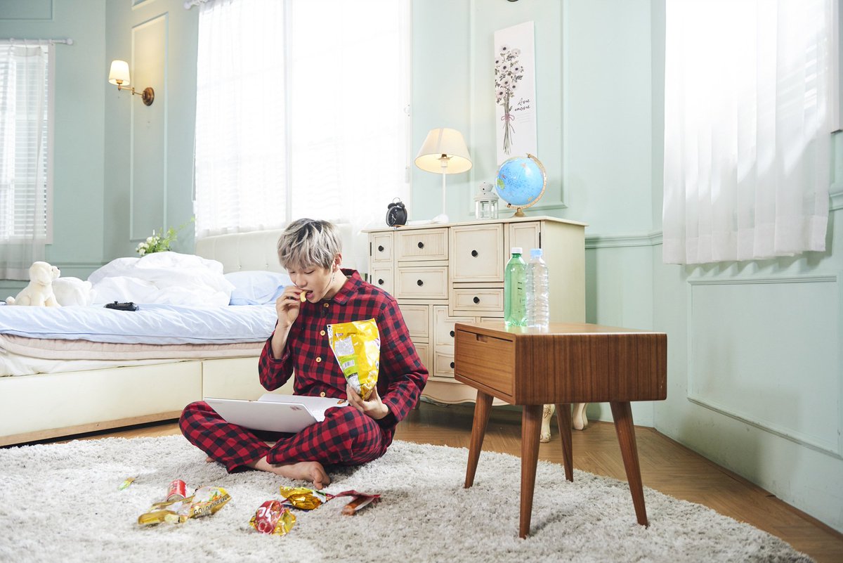 withMBC's tweet photo. 집돌이 끝판왕 #강다니엘 의 <#이불밖은위험해> 포스터 촬영현장 비하인드 컷 공개❤️ 👉🏻https://t.co/CODzdr15fu #이불밖 https://t.co/qi0UP4MgHO