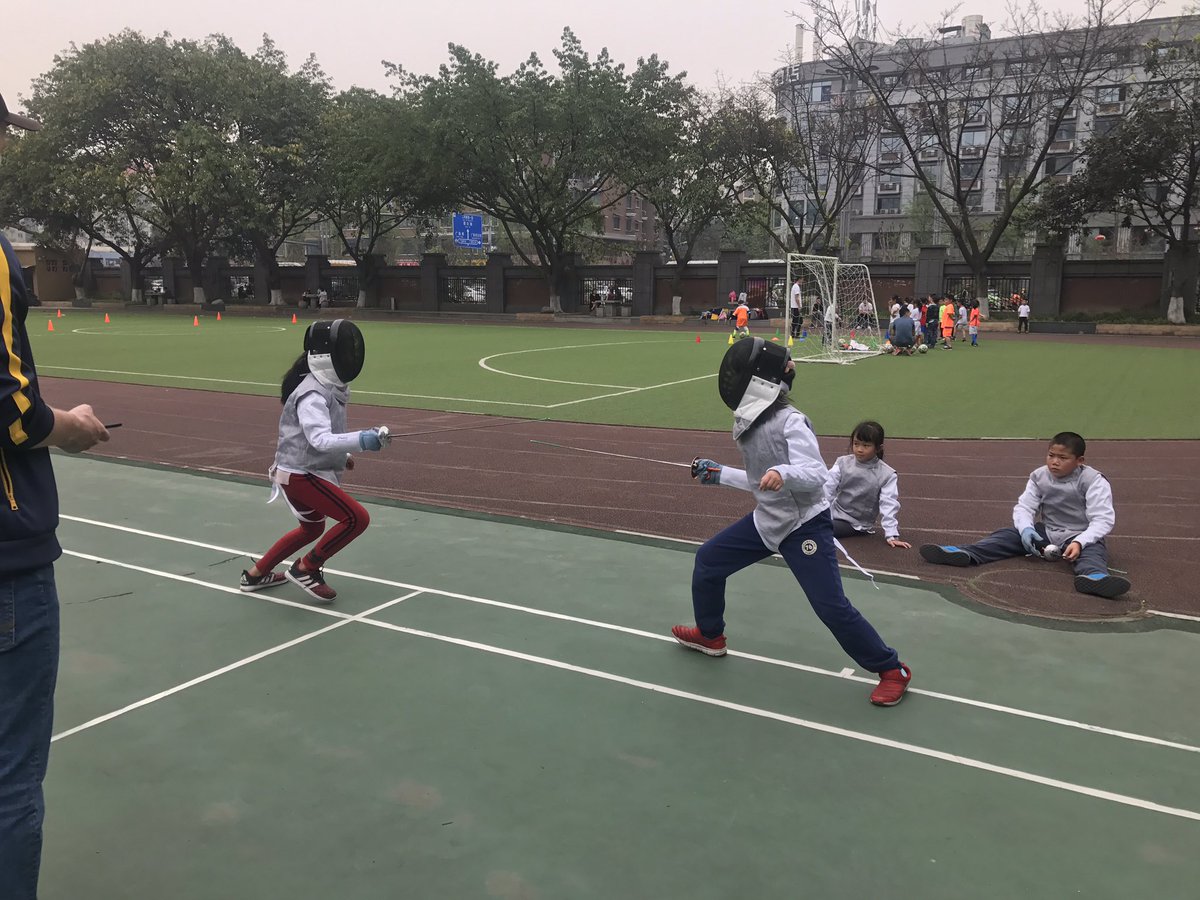校园击剑是为了增加孩子们智与勇的较量