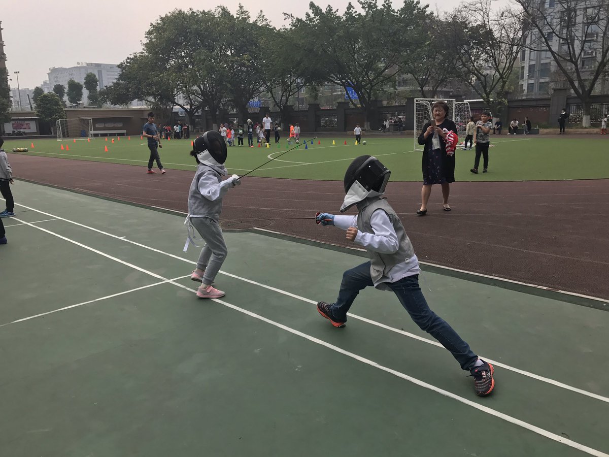 Liudegui's tweet photo. 校园击剑是为了增加孩子们智与勇的较量 https://t.co/hNKkxh2lJL