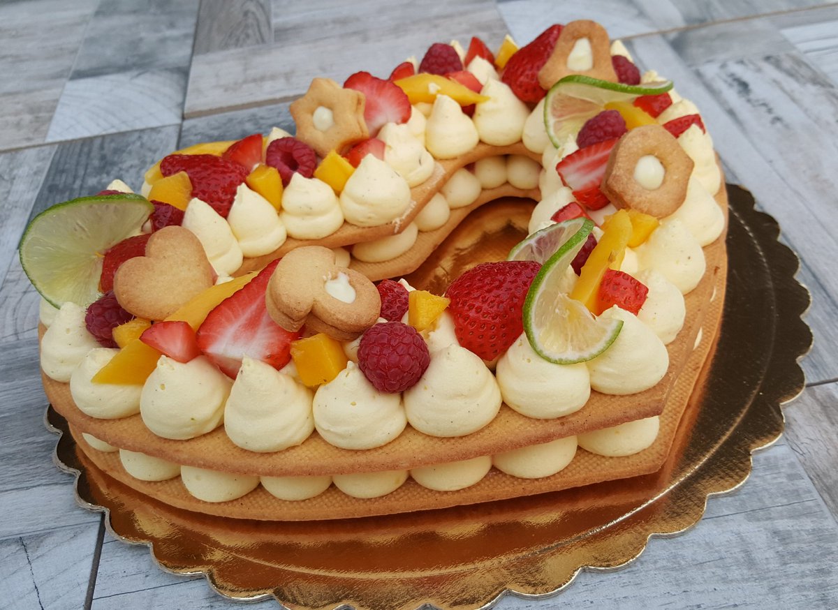 AvePatty68's tweet photo. #creamtarte #sableallemandorle #cremadiplomatica al #lime #fruttafresca e #biscottini #patriziaave #patriziabakeoff #incucinaconpatty #bakeoffitalia https://t.co/OCn5mZuxpT