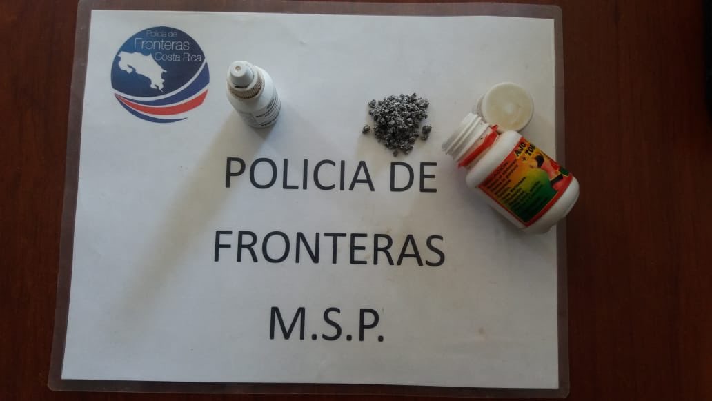 Tablillas de Los Chiles, se aborda masculino que viaja en estatus migratorio irregular en autobús público el cual al realizarle revisión por seguridad porta entre sus cosas dos envases plásticos pequeños que al revisarlos, contienen amalgama y mercurio se remite a <a href="/MigracionCR/">Migracion Costa Rica</a>