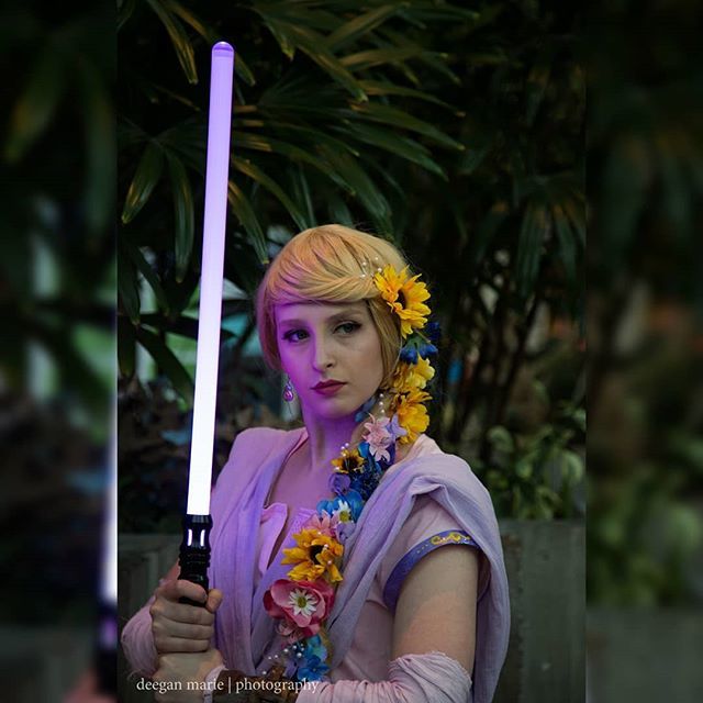 That_DeAngelo's tweet photo. #Cosplay photo of the day! This costumer came as a cross over between #rapunzel and a #Jedi to #Eccc ! She looked so good!
Photo by @deeganmariephoto
#Cosplayer #Eccc18 #Starwars #Princess #Disney https://t.co/St3Js9aEsL https://t.co/bvn4mjaRyt