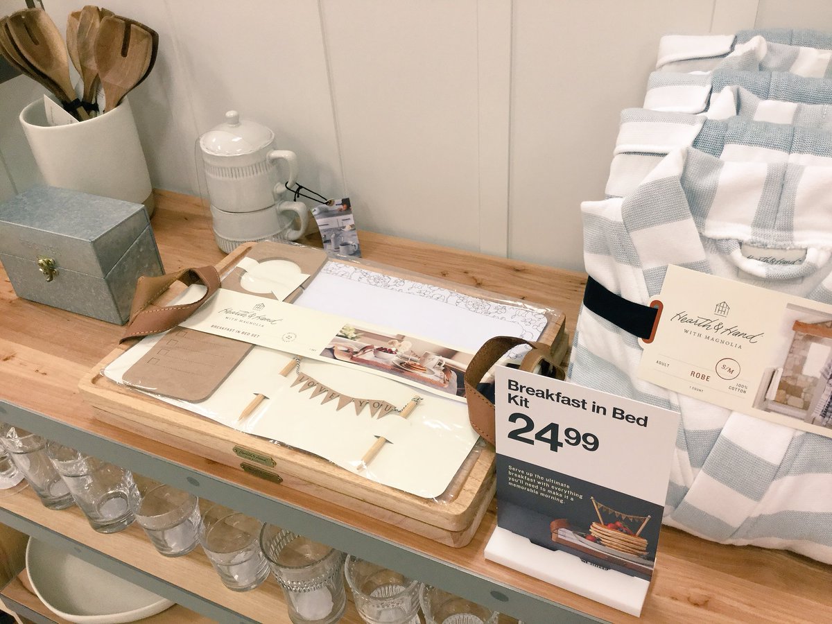 marymacaskill's tweet photo. Breakfast in Bed Kit?! Yes, please. 🥞 🍳❤️ #Hearth&amp;Hand #brandlove #T0171 #vmtl @dmasin88 @Kunsman https://t.co/tyPIBpNfYw