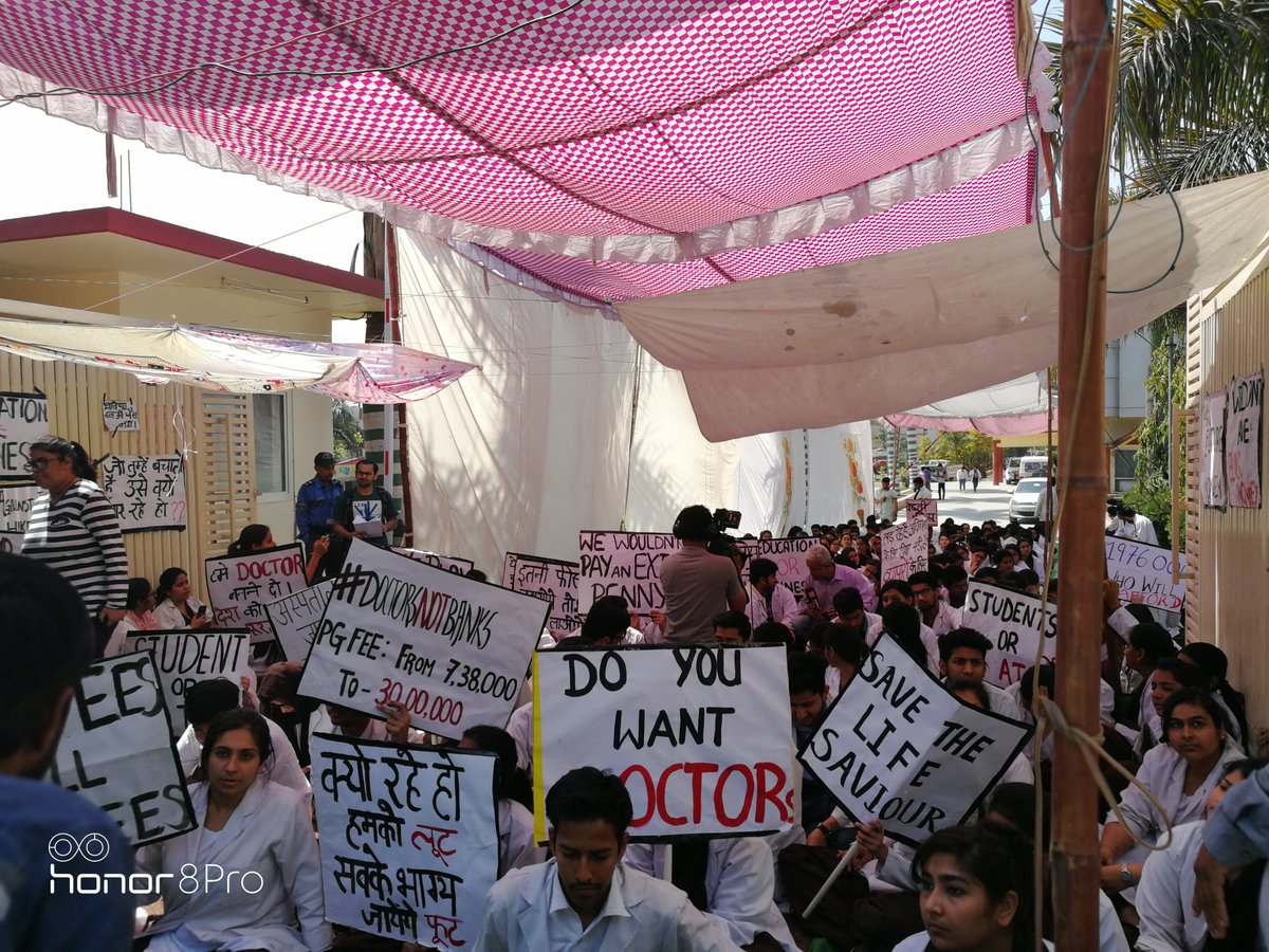 SangwanAashi's tweet photo. 4th day of the strike.getting support from all around.
IMA in support.united we stand.
after these harsh 4days management is still numb.
But we with full enthusiasm will still strive hard for the cause.
The sun will shine through the darkness
  https://t.co/E4ei34EnGY