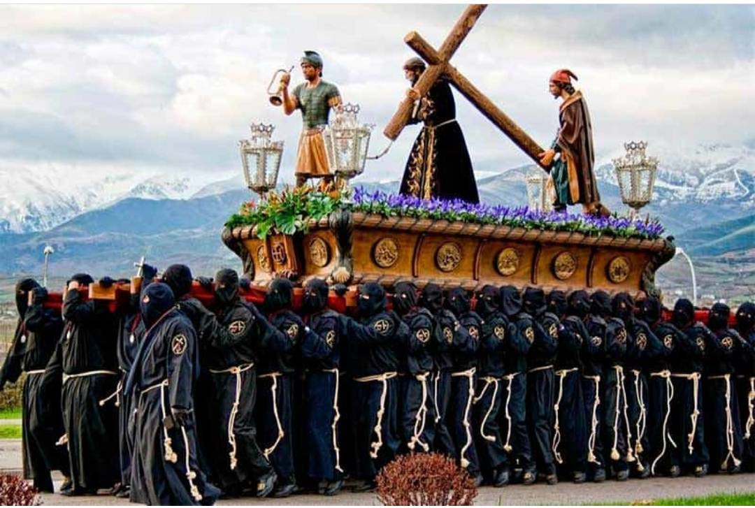 Viernes Santo: Por la mañana procesión del Encuentro a las 9:00 de la Iglesia de San Andrés y por la tarde a las 18:30 la procesión del Entierro que comenzará en la Basílica de la Encina