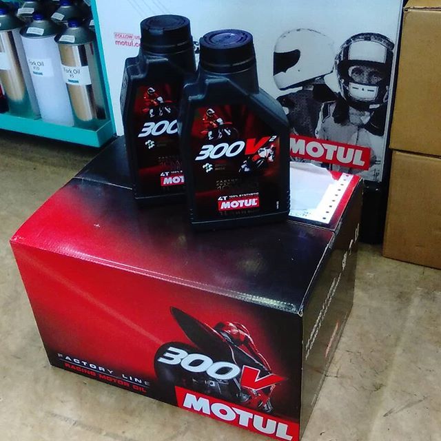 lightning_p38's tweet image. 300V2
モチュールの新世代ファクトリーライン
300V2(300Vスクエア)入荷しました
#300v #300v2 #factoryline #motul #10w50