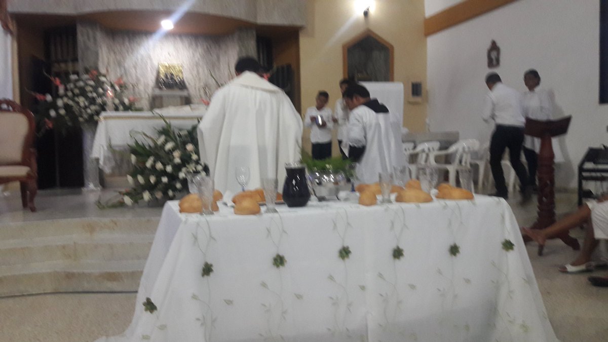LuzStella0105's tweet photo. Moises David, Wanda, Jhonatan y Ana Milena del P.P.Inclusiva de la I.E. La Unión, participando como discipulos en la Última Cena de nuestro Señor Jesucristo. (Jueves Santo) @SEMLORICA1 @fainrase @calao_d @urueta1981 https://t.co/07Ki6bSnos
