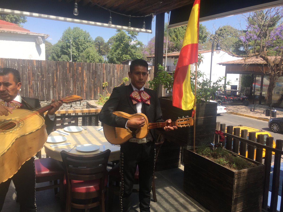 #K2MX Mariachi a toda voz! celebrando al Chef <a href="/chema1403/">Chema latorre</a> en su cumpleaños y después al servicio! #Ávandaro <a href="/MxPuebloMagico/">DestinosMagicos</a>